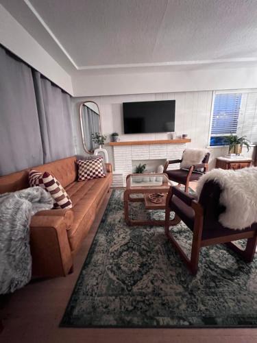 Vancouver South Apartment | Good Old Days Main Retro