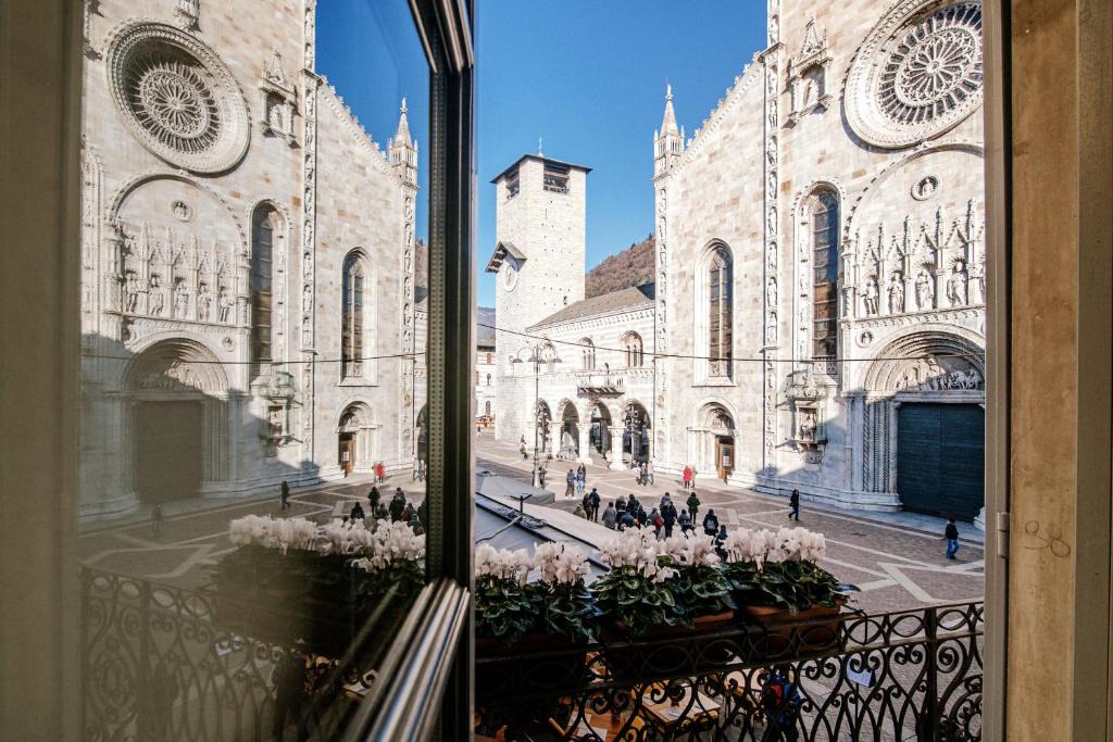 Como City Centre Apartment | La Finestra Sul Duomo - The House Of Travelers