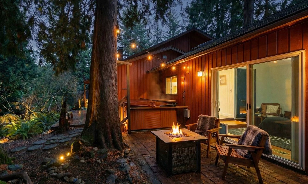 Gresham House | ‼️Mid-Century Zen Retreat w/Hot Tub & BBQ