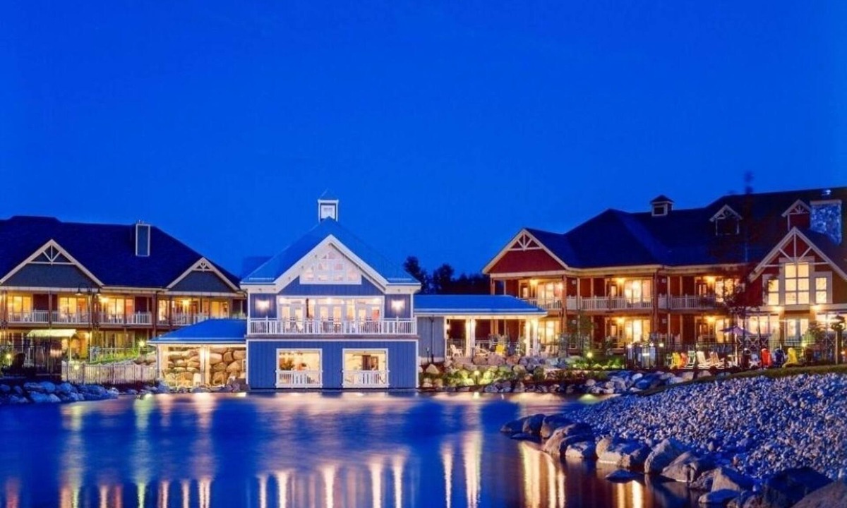 The Blue Mountains Hotel | Relaxing Room w/Balcony & Fireplace l Easy Access to Skiing & Outdoor Fun