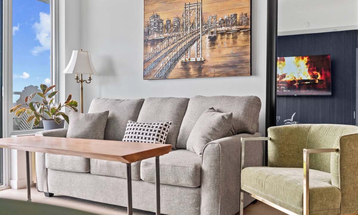 Pickering Apartment | VRBO HUGE KING BED , PRIVATE BALCONY, LAKE VIEWS, next 2 GO & Pickering Casino