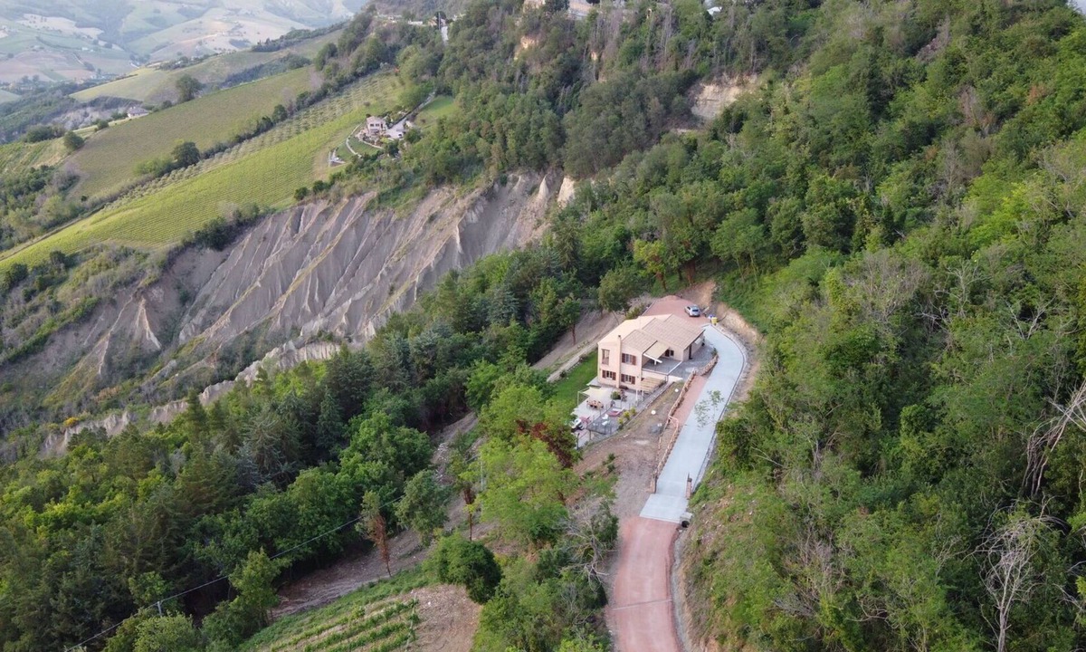 Ripatransone Villa | Wonderful private villa with WIFI, hot tub, pool, terrace, pets allowed and panoramic view