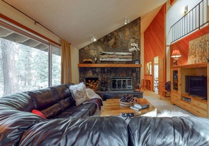 Alpine haven with wood fireplace & access to pool & hot tub in Black Butte Ranch