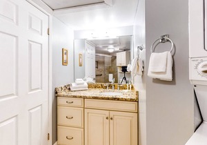 Beautiful efficiency by the beach w/ an indoor pool, shared tennis, & free WiFi in Orange Beach