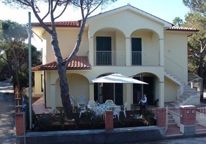Blue flat with terrace in Castagneto Carducci