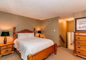 Blue Mountain Chalet Condo Ski in Ski Out 3 BR in Blue Mountains