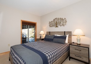 Charming Mountainside Townhome w/Hot Tub +Parking in Whistler