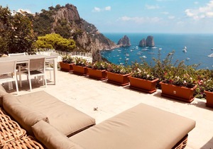 Fantastica villa con vista sui faraglioni in Capri