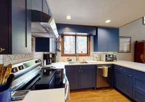 Inviting & comfortable Black Butte home with hot tub, pool, tennis & basketball in Black Butte Ranch