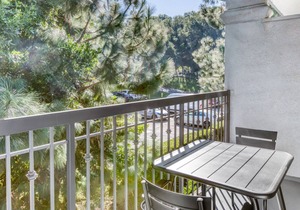 Lux Toluca Hills 1BR w/ Pool & Gym, walk to Olive Ave bars, by Blueground in Los Angeles