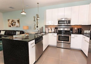 ★ Modern 6 Guest End Townhome - Pool & Balcony ★ in Clermont