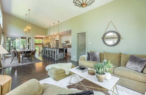 La Conception House | 4-BR Villa on the Lake with hot tub near Tremblant