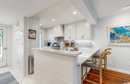 Spinnaker Beachhouses House | Bold villa with grill, outdoor shower & deck - by beach and Camp St. Christopher