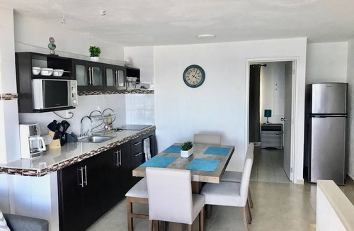 Zona Hotelera Villa | Bright Oceanfront Retreat for 6 - Balcony & Beach Access - Villas Marlin