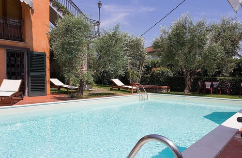 Massa e Cozzile House | Casa Concerto B: A graceful apartment located on top of a small hill, with Free WI-FI.