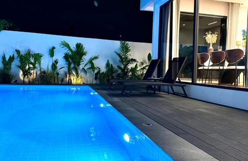 Wat Ket Villa | Chiang Mai near the old city brand new luxury single pool villa five-star villa B&B resort 4 bedrooms 5 bathrooms modern minimalist luxury decoration bring your luggage to stay