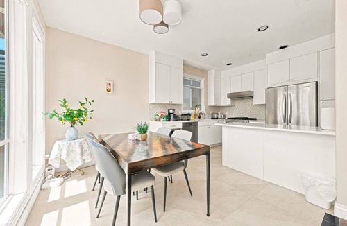 Arbutus Ridge House | Chic 3BR Main&Upper Floor Home-Easy Transit & UBC