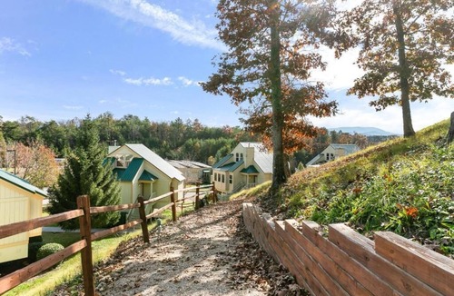Pigeon Forge Villa | Diamond Resorts Sunrise Ridge Resort - 2 Bed Accessible No Roll in Shower