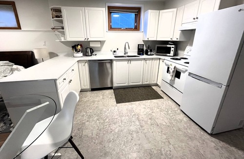 Booktown Apartment | Feel at home, a few blocks from downtown Sidney and beach