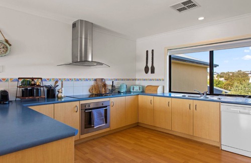 Lake Wangary Cabin | Flinders Trim is a Large Property - Ideal for Families, or a large group of friends. Close to Boat Ramp, Secure Rear Yard