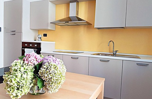 Rezza Apartment | Henry House