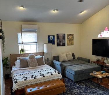 Pine Castle House | Lofty Dreams B&B, studio near Disney & Universal