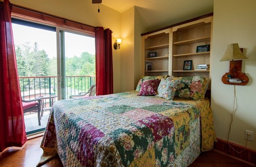 Croftville Resort | The Inn at Croftville Road Cottages #8. On the Shore of Lake Superior.
