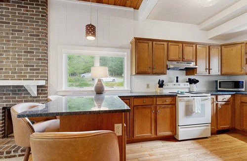West Hartford Condo | Top of the Hill Retreat/2 Huge Decks/Scenic Views
