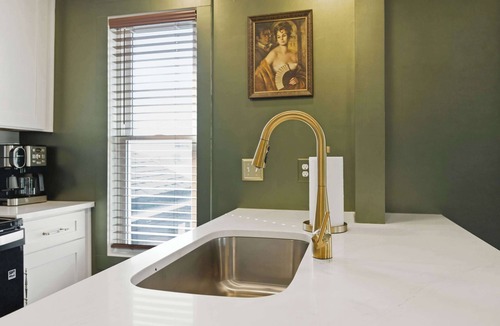 Covington Condo | Unique Botanical Design | 5-min to Downtown Cincy