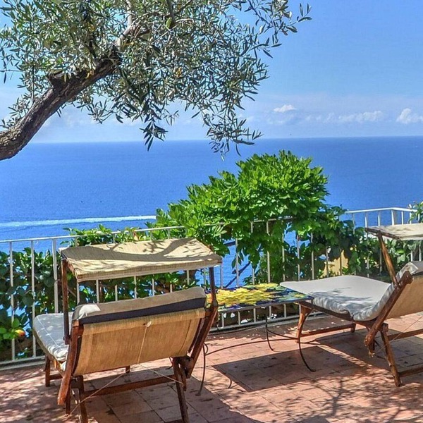 Villa Ermelinda: A splendid and luminous three-story villa situated in a quiet location, a few minutes from the town center, with Free WI-FI. in Positano