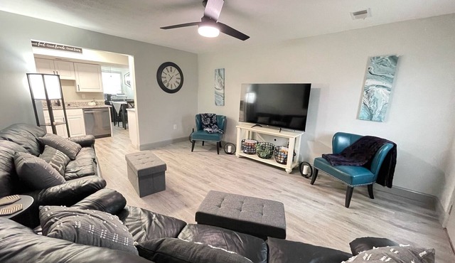 1st Floor Completely Remodeled, Pets Welcome! King & Queen Beds, W/D in Unit., in Monroe