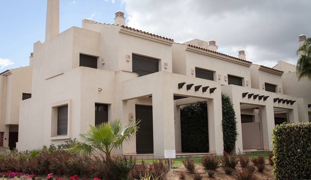 2 bed townhouse, sleeps 6, with pool and FREE WiFi, located in golf resort in San Javier