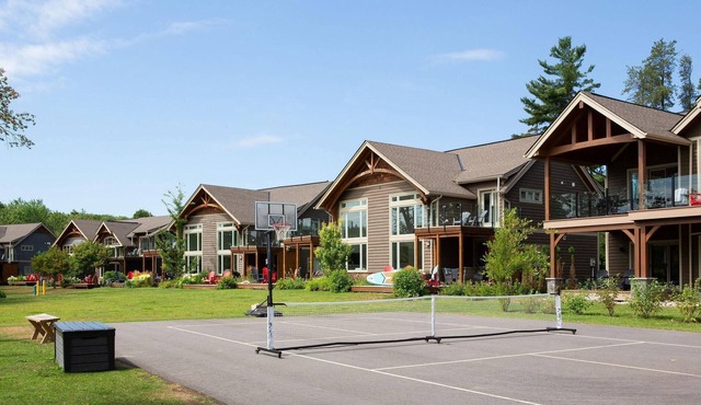 3 + bed 2 bath Villa on Lake Muskoka in Bracebridge
