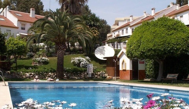 3 bedroom villa in Golf Resort, quiet, walking distance to beach, parking, pool in Torrequebrada Golf