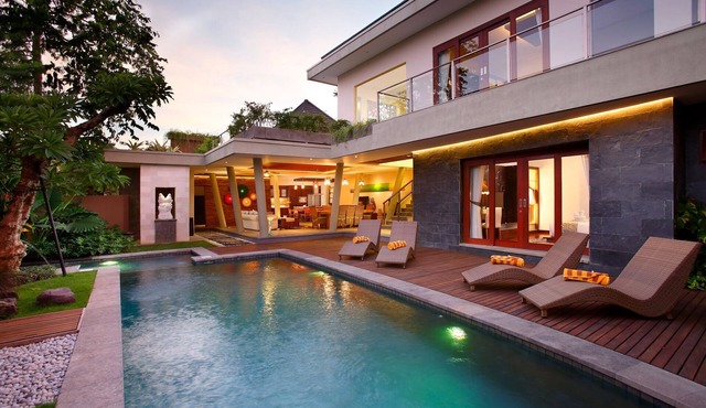 3 BR Private Pool Villa, 5 mnts walking to the beach and Seminyak shopping area in Seminyak