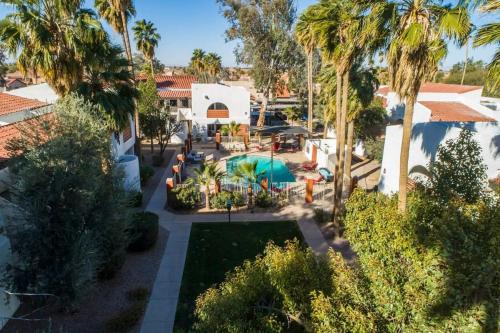 32- Modern Casa Grande Paradise heated pool condo in Casa Grande