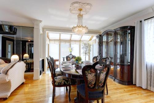4 Beds Entire House Wifi Parking in Laval-des-Rapides