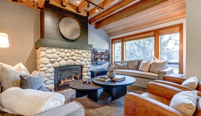 4BD Village Townhome/Private Hot tub in Whistler