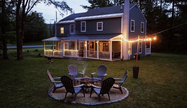 4bdrm Cottage central to year round fun w/fireplace in Weston