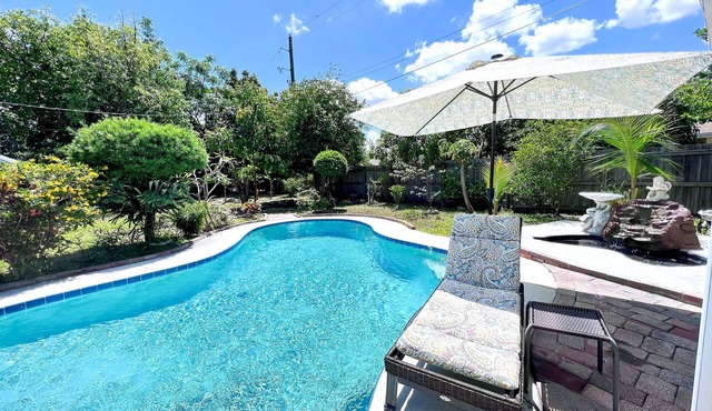 4BR/2.5BTH Saltwater Pool home with Outdoor Kitchen and Fruit Trees in Orlando