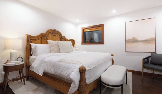 5BR/3BA: Ski In/Out Mountain Chalet w/Private HT in Whistler