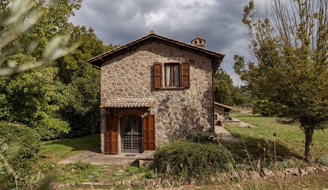 Alluring Lazio Villa | Villa Minerva | 2 Bedrooms | Private Garden | Spacious. in Rome
