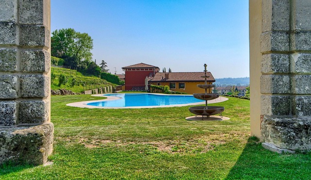 Apartment with WIFI, hot tub, A/C, private pool, TV, patio, panoramic view, parking, close to Verona in Negrar