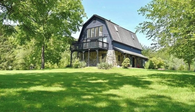 Architect's Villa in Hudson Valley 4 bdrm Sleeps 9 Pet Friendly 90 min. from NYC in Wallkill