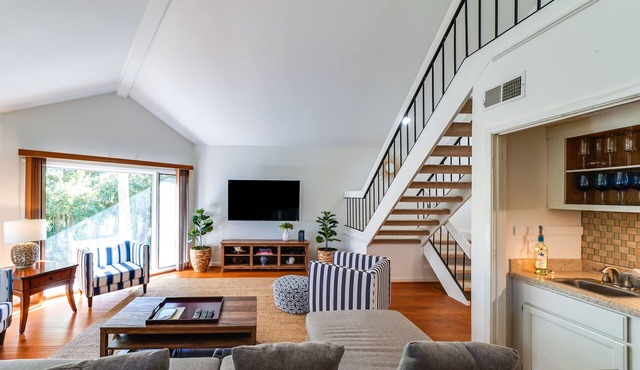 Awesome End Unit Spinnaker! 3 BR Close to Beach w/Amenity access included! Pet Friendly! in Seabrook Island
