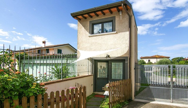 Awesome home in Querceta with WiFi in Querceta