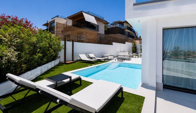 AZULIS Aramis · 3BR Luxury Villa with Private Pool, Rooftop Terrace & Lift in Golfo Aranci