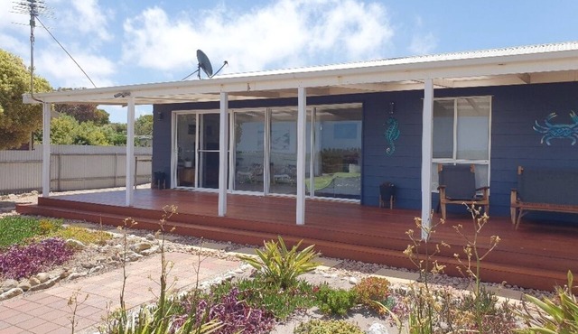 Beach Front Blue - Absolute beachfront holiday home *OFF PEAK SPECIAL* in Coobowie