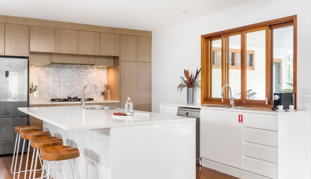 Beachcomber Blue - beachfront villa with pool in Byron Bay