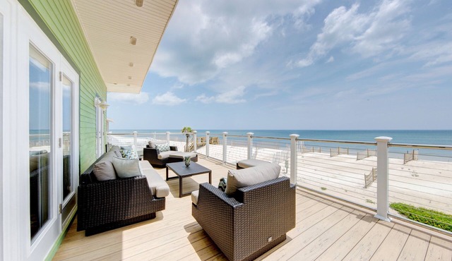 Beachfront 2 Apartments 1 House Nature all around, just 25 steps to Ocean water in Palm Coast